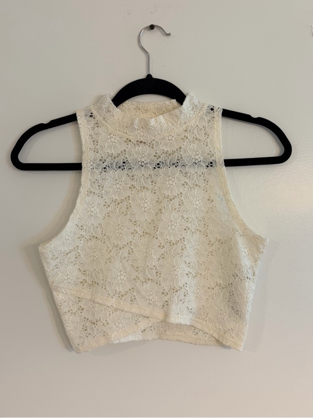 Hollister Pearl Street Lace Mock
Neck Crop Top